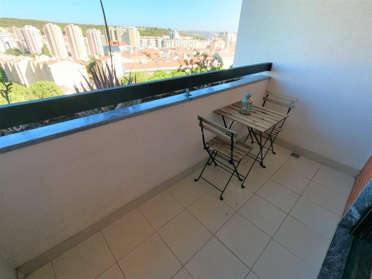 Lisbon 2 Bedroom Apartment With Balcony In Alges Exterior photo