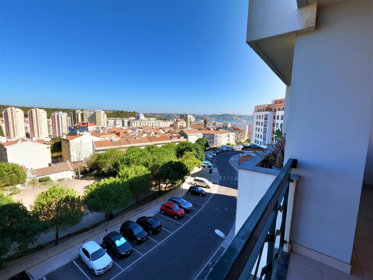 Lisbon 2 Bedroom Apartment With Balcony In Alges Exterior photo
