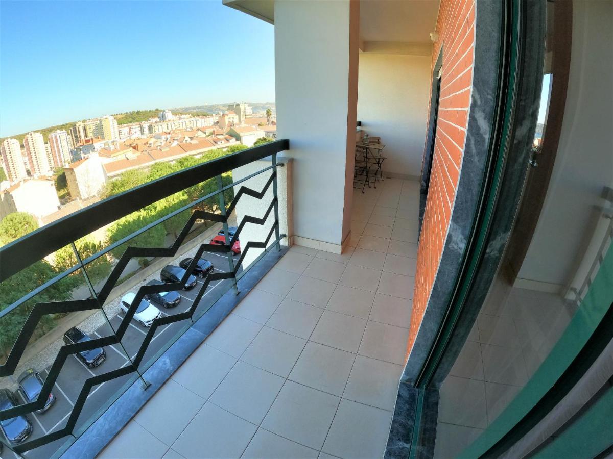 Lisbon 2 Bedroom Apartment With Balcony In Alges Exterior photo